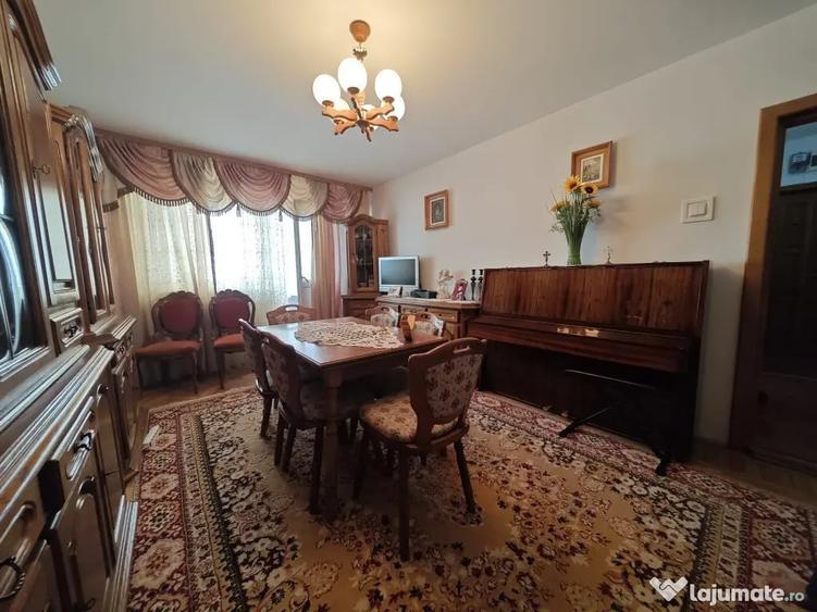 Apartament cu 4 camere decomandat în Central