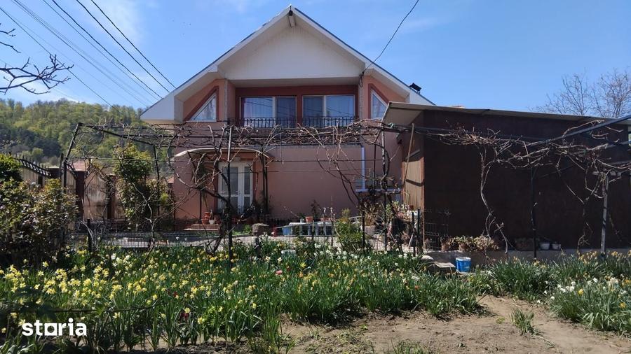 Casă cu 4 camere cu Teren 368 Mp în Coman
