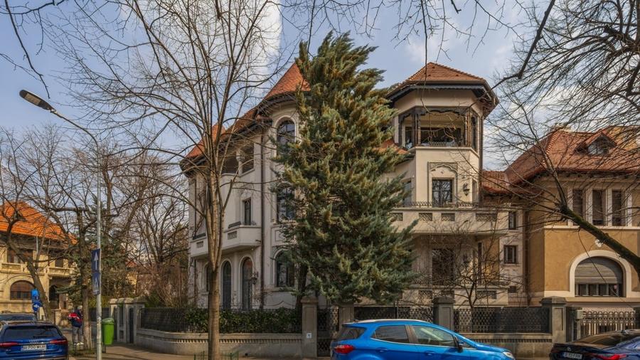 Casă individuală cu 14 camere cu Canalizare în Capitale