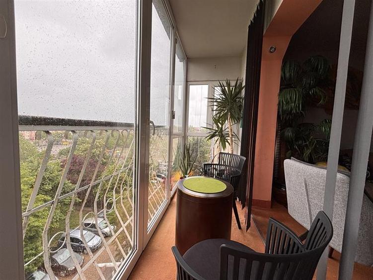 Apartament cu 4 camere semidecomandat, mobilat în Nufărul