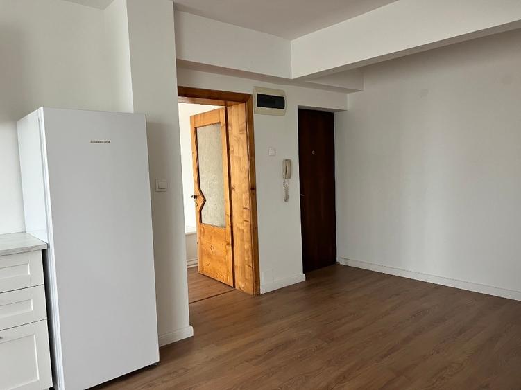Apartament cu 3 camere semidecomandat, mobilat în Cantemir