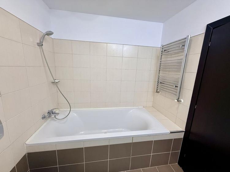 Apartament cu 3 camere decomandat, mobilat în Băneasa