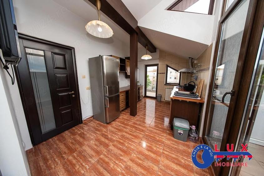 Apartament cu 3 camere decomandat în Neptun