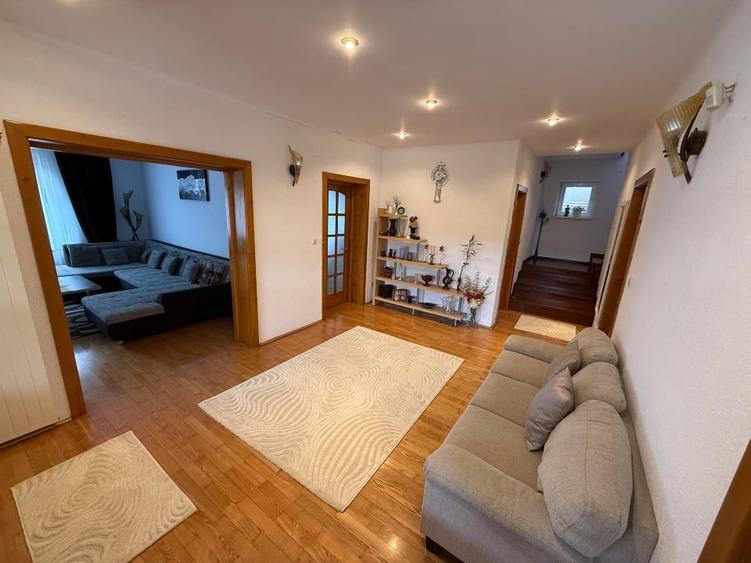 Casă individuală cu 8 camere cu Canalizare în Ultracentral