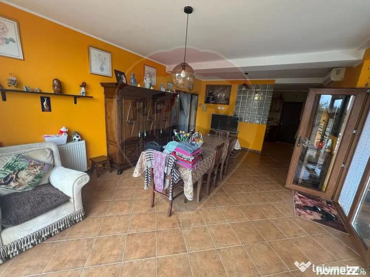 Casă cu 7 camere cu Teren 983 Mp în Garoafa