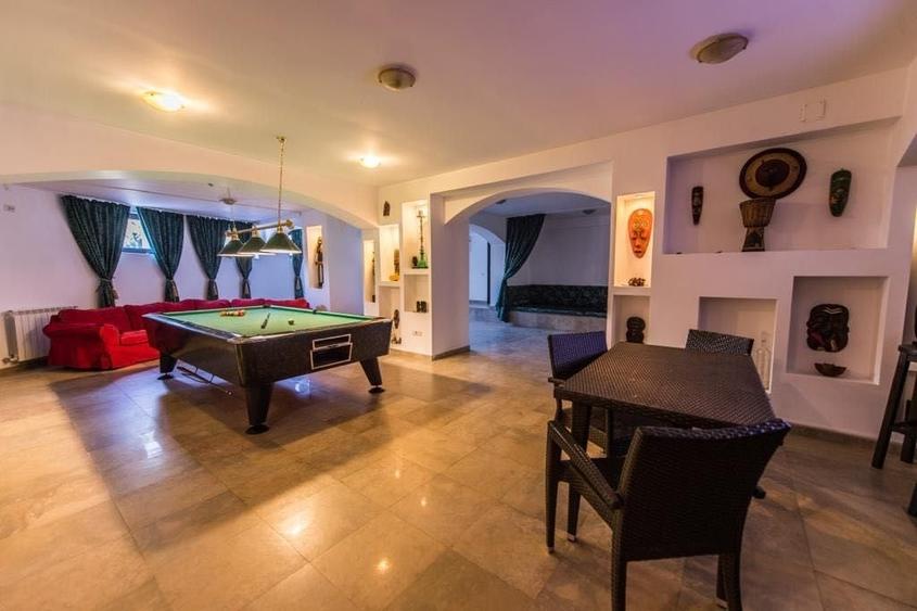 Apartament cu 8 camere decomandat în Ovidiu
