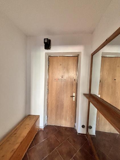 Apartament cu 3 camere semidecomandat în Gorjului