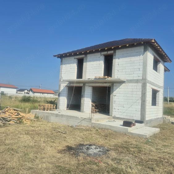 Casă cu 4 camere cu Teren 4 Mp în Mărăcineanu