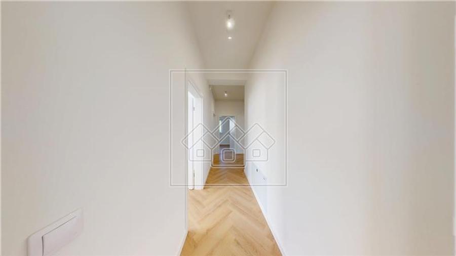 Penthouse cu 4 camere semidecomandat în Exterior Vest