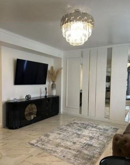 Apartament cu 3 camere decomandat, mobilat în Palazu Mare