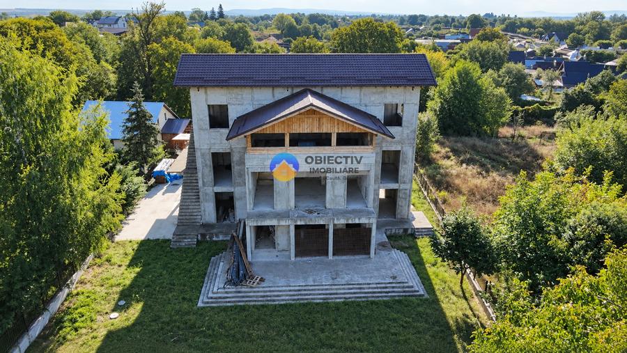 Casă individuală cu 5 camere cu Teren 1400 Mp în Central