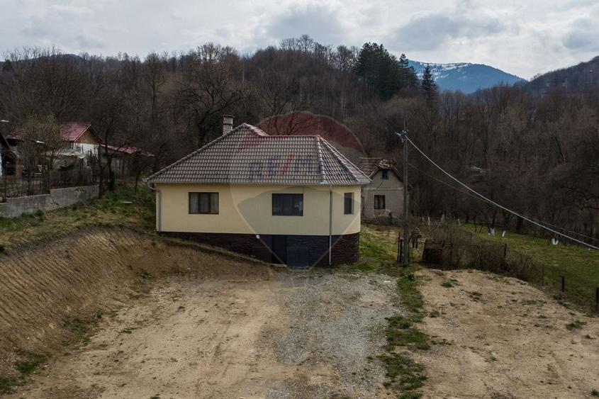 Casă individuală cu 3 camere cu Teren 2497 Mp în Central