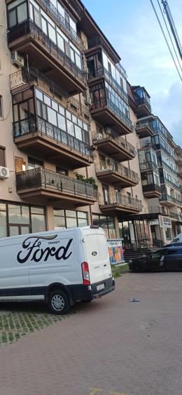 Apartament cu 3 camere semidecomandat în Dobroești