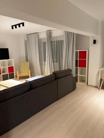 Apartament cu 3 camere semidecomandat, mobilat în Tineretului