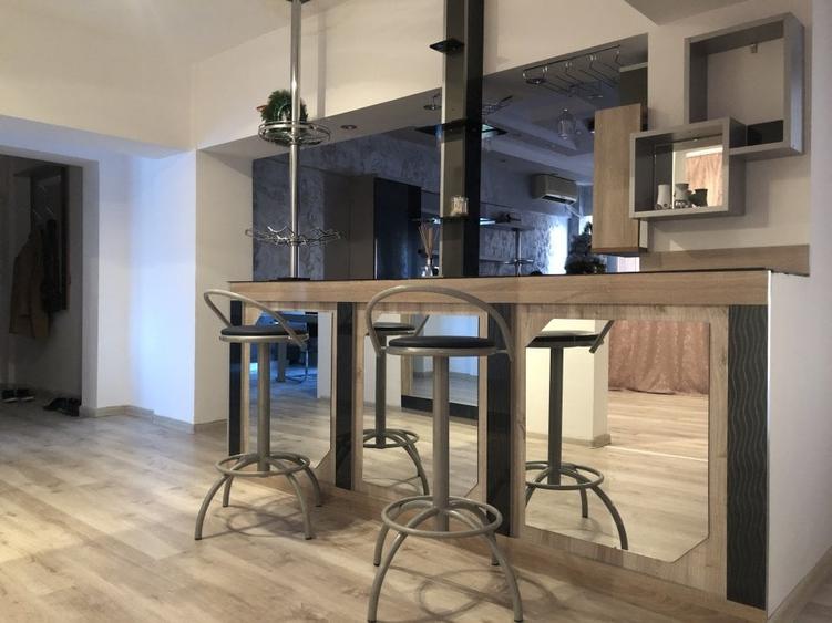 Apartament cu 3 camere decomandat, mobilat în Central