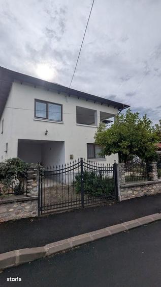 Casă cu 5 camere cu Teren 500 Mp în Central