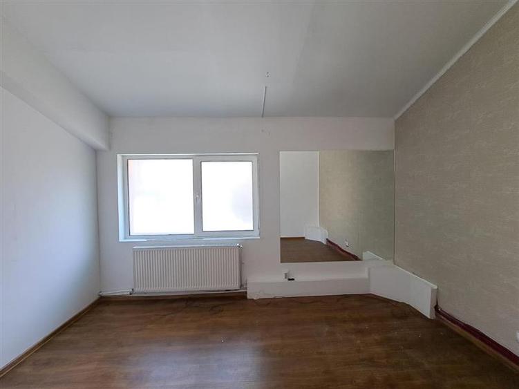 Duplex cu 11 camere cu Canalizare în Mărăști