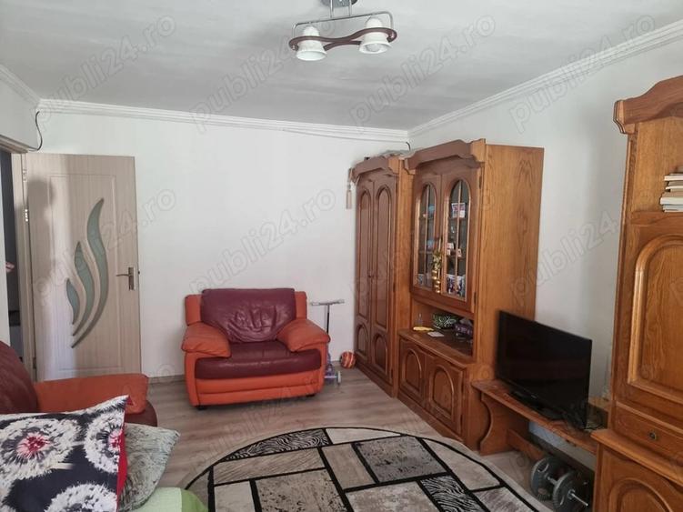Apartament cu 3 camere decomandat în Poarta 6