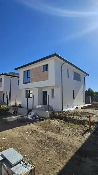 Casă cu 4 camere cu Teren 250 Mp în Odăi