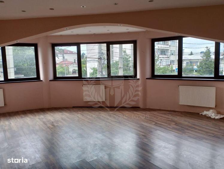 Casă cu 10 camere cu Teren 350 Mp în Central