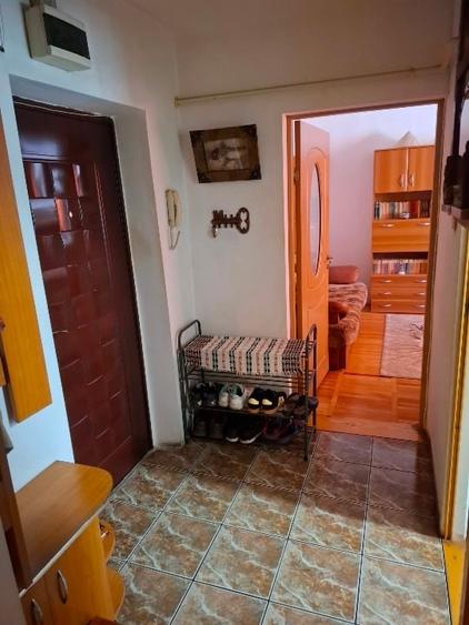 Apartament cu 3 camere decomandat, mobilat în Calea Moldovei