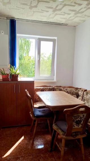 Apartament cu 3 camere semidecomandat în Florilor