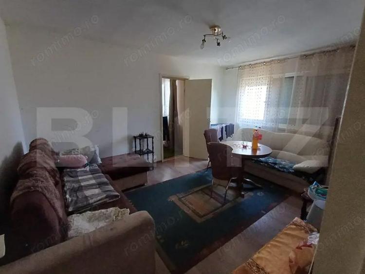 Apartament cu 3 camere semidecomandat în 14 Mai
