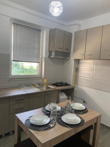 Apartament cu 2 camere semidecomandat, mobilat în Nord