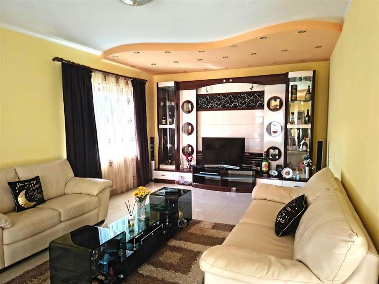 Casă cu 7 camere cu Teren 400 Mp în Lazu