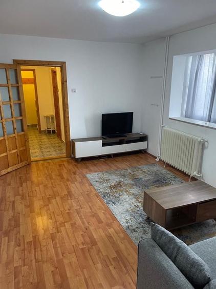 Apartament cu 3 camere semidecomandat în Circumvalațiunii