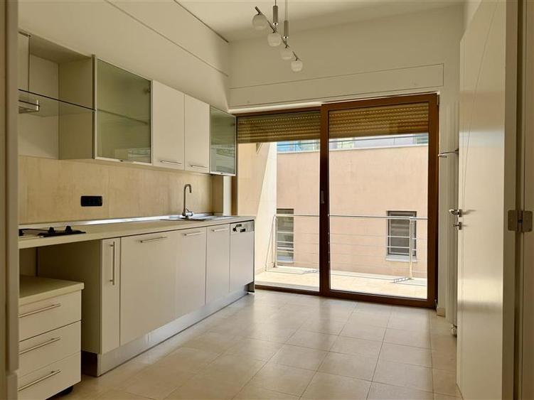 Apartament cu 5 camere decomandat în Primăverii