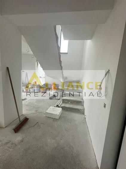 Casă individuală cu 3 camere decomandat cu Canalizare în Central