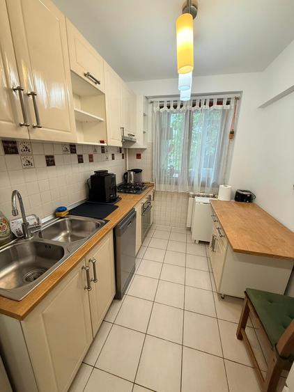 Apartament cu 3 camere semidecomandat în Drumul Taberei