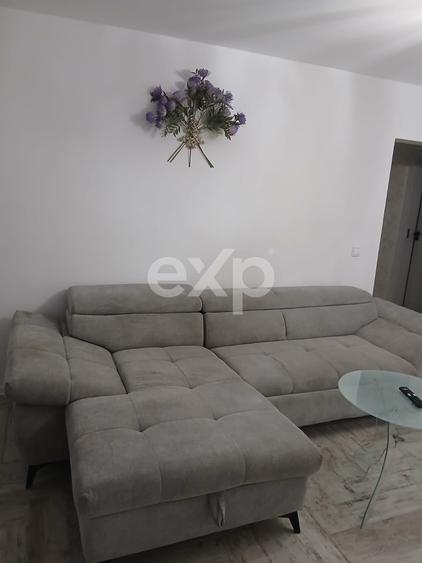 Apartament cu 3 camere semidecomandat, mobilat în Central