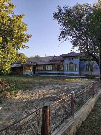 Casă cu 6 camere cu Teren 5000 Mp în Pietroșani
