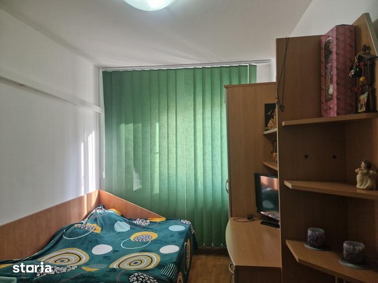 Apartament cu 3 camere decomandat în Peneș Curcanul