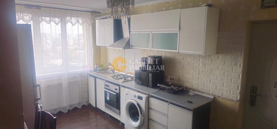 Apartament cu 3 camere semidecomandat, mobilat în Alexandru cel Bun