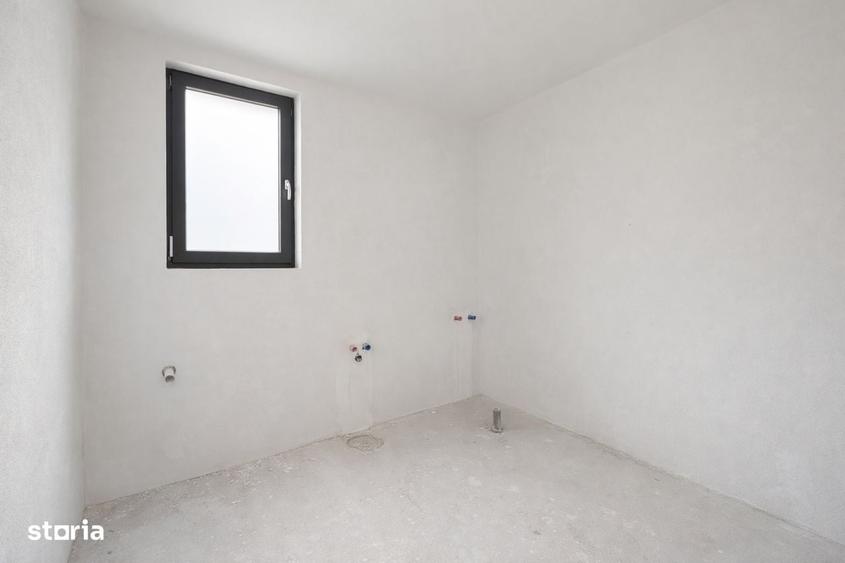 Casă cu 4 camere decomandat în Tăuți