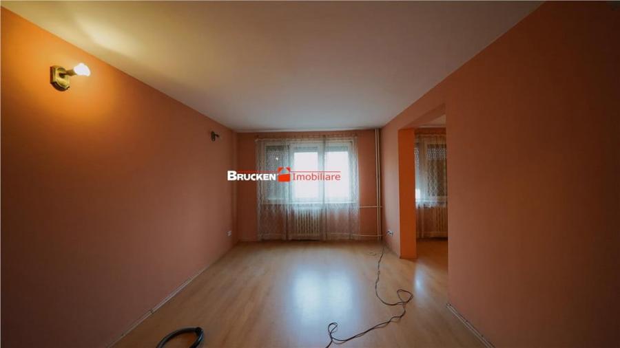 Apartament cu 4 camere decomandat în Rogerius