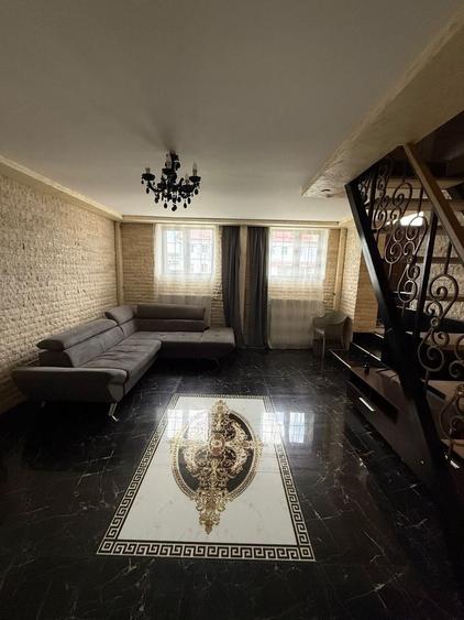 Apartament cu 3 camere decomandat în Colonia Bod