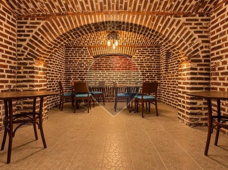 Casă individuală cu 8 camere cu Teren 543 Mp în Central