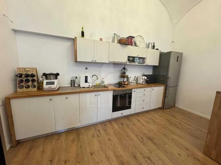 Apartament cu 2 camere semidecomandat, mobilat în Central