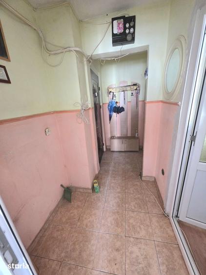 Apartament cu 3 camere semidecomandat în Viziru 3