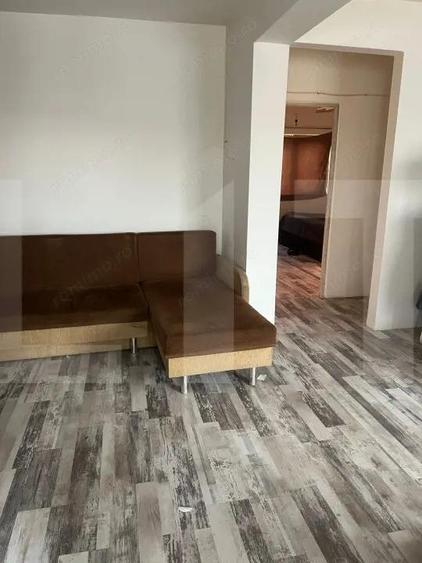 Casă cu 10 camere cu Teren 950 Mp în Fratelia