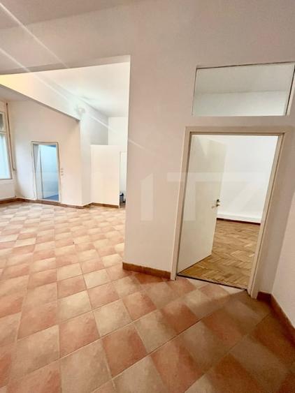 Apartament cu 5 camere semidecomandat în Central