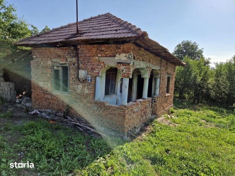 Teren de 2200 mp, în Milcoiu