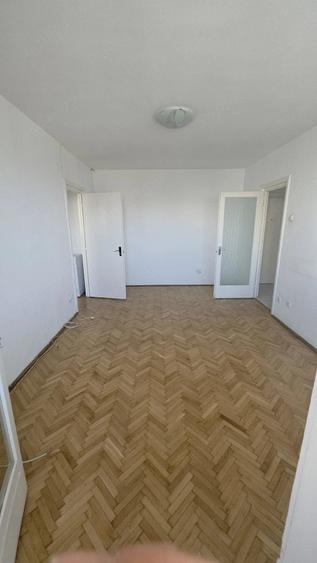 Apartament cu 3 camere semidecomandat în 1 Mai