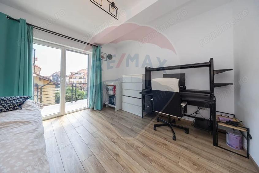 Apartament cu 3 camere semidecomandat în Tractorul