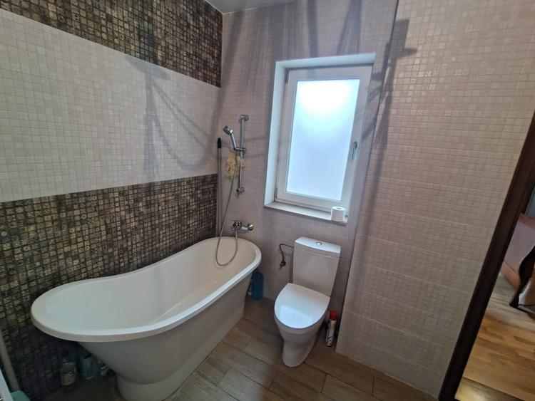 Apartament cu 3 camere semidecomandat, mobilat în Central
