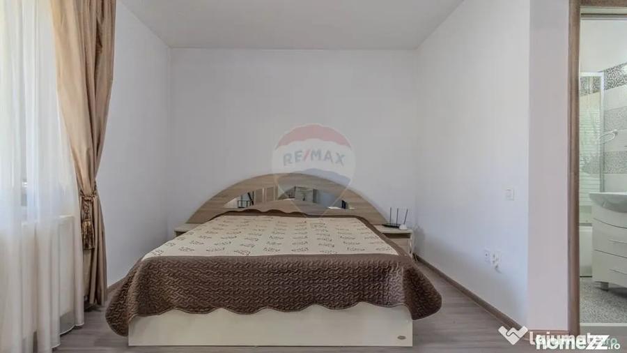 Casă cu 10 camere cu Teren 1074 Mp în Moieciu